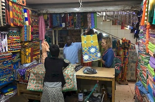 Mieke koopt stoffen in Kampala